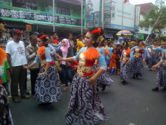 Kemeriahan pawai pembukaan Festival Kesenian Yogyakarta ke-26