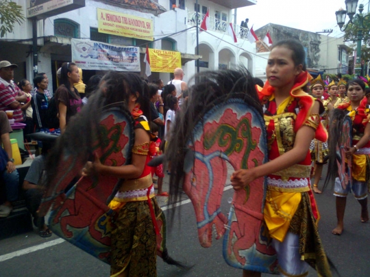 Kemeriahan pawai pembukaan Festival Kesenian Yogyakarta ke-26