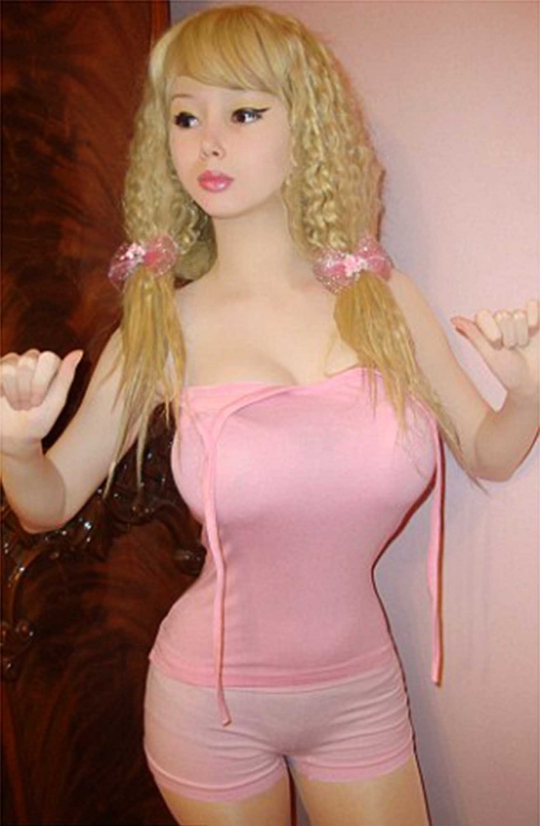 Ini gadis seksi asal Ukraina yang mirip boneka Barbie