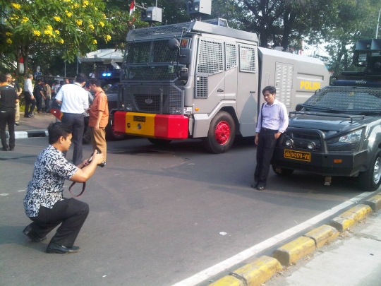 Pegawai kantoran asyik foto-foto narsis di depan pengamanan MK