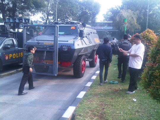 Pegawai kantoran asyik foto-foto narsis di depan pengamanan MK