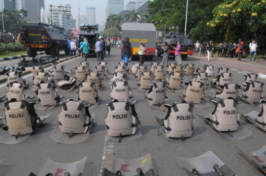 Barracuda dan water canon polisi tutup akses menuju MK