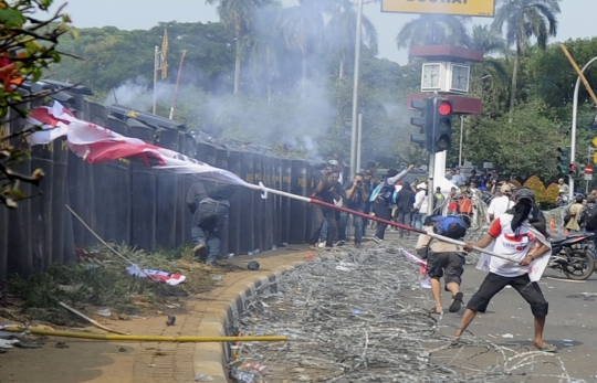 Ini bentrokan sengit aparat dengan massa Prabowo