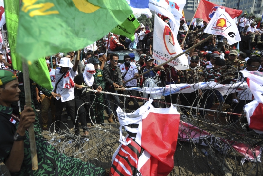 Ini bentrokan sengit aparat dengan massa Prabowo