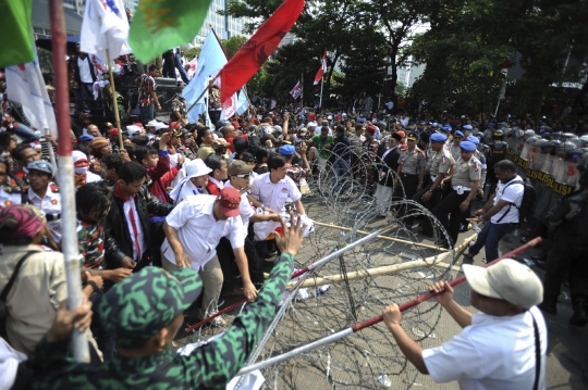 Ini bentrokan sengit aparat dengan massa Prabowo