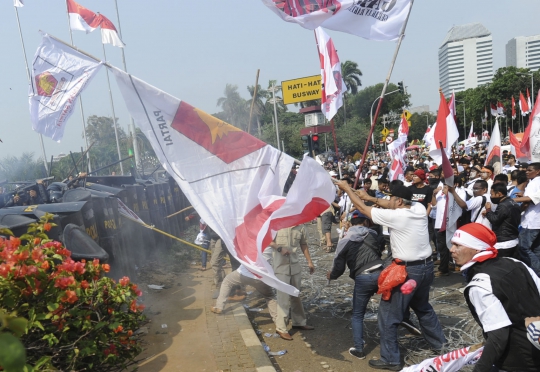 Ini bentrokan sengit aparat dengan massa Prabowo