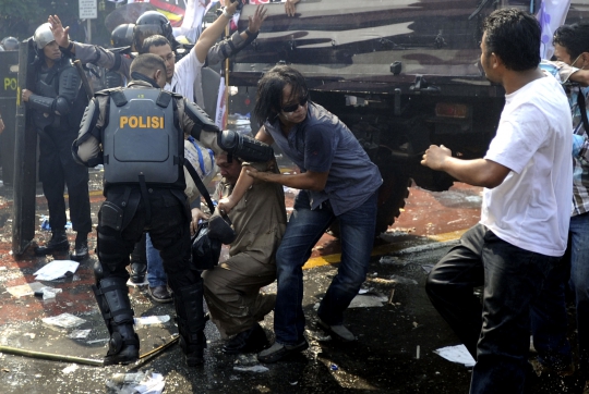 Ini bentrokan sengit aparat dengan massa Prabowo