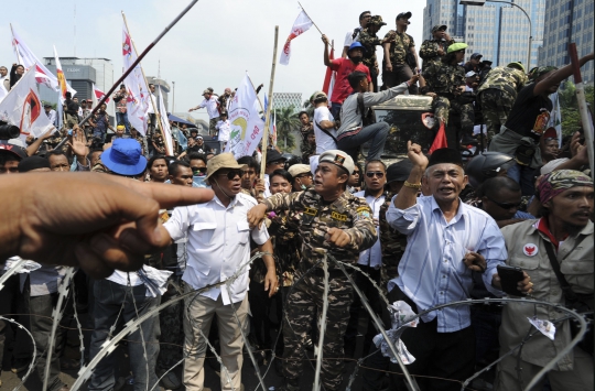 Ini bentrokan sengit aparat dengan massa Prabowo