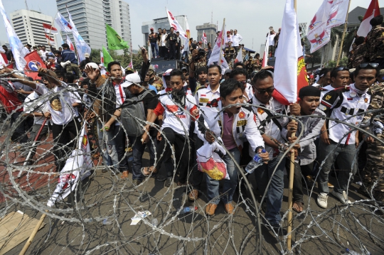 Ini bentrokan sengit aparat dengan massa Prabowo