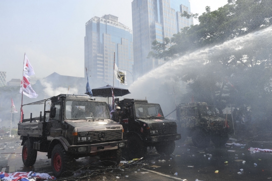 Ini bentrokan sengit aparat dengan massa Prabowo