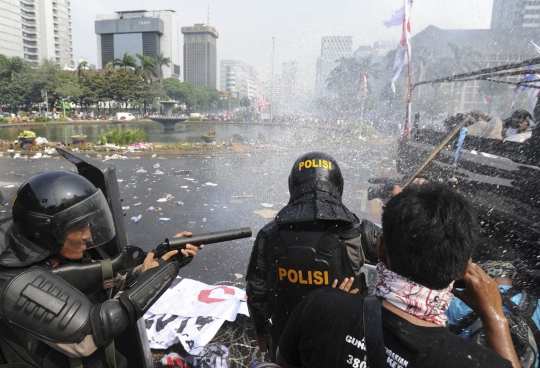 Ini bentrokan sengit aparat dengan massa Prabowo