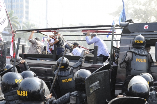 Ini bentrokan sengit aparat dengan massa Prabowo