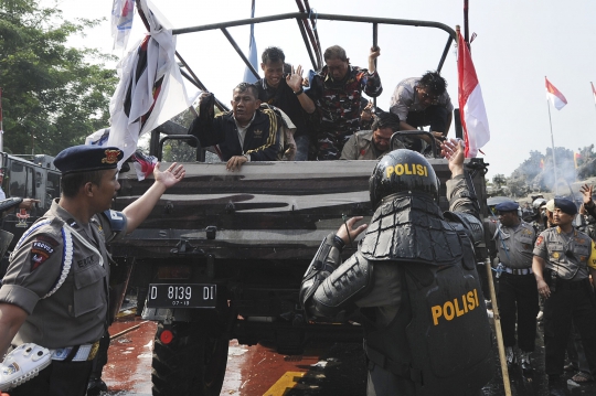 Ini bentrokan sengit aparat dengan massa Prabowo