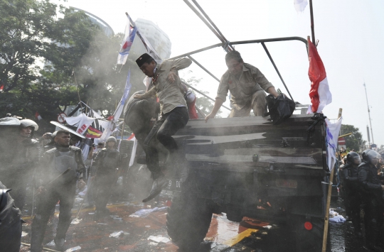 Ini bentrokan sengit aparat dengan massa Prabowo