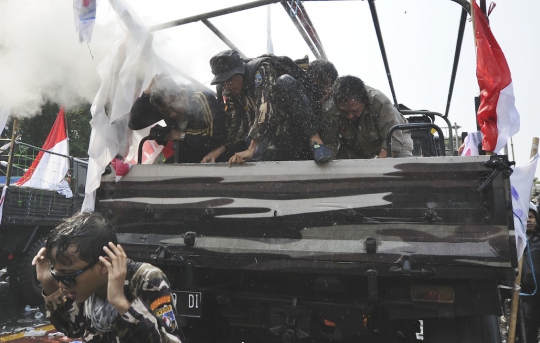 Ini bentrokan sengit aparat dengan massa Prabowo