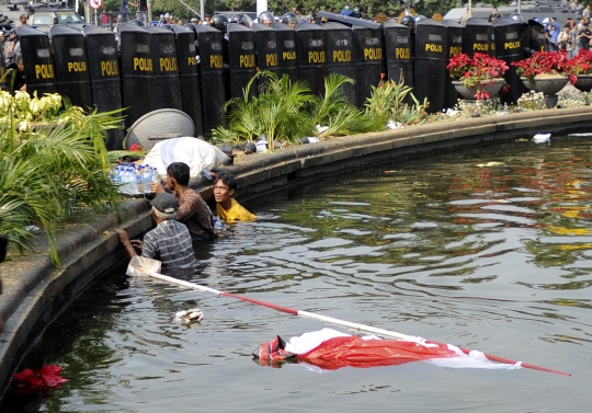 Ini 3 orang yang tercebur kolam Bundaran Indosat saat rusuh