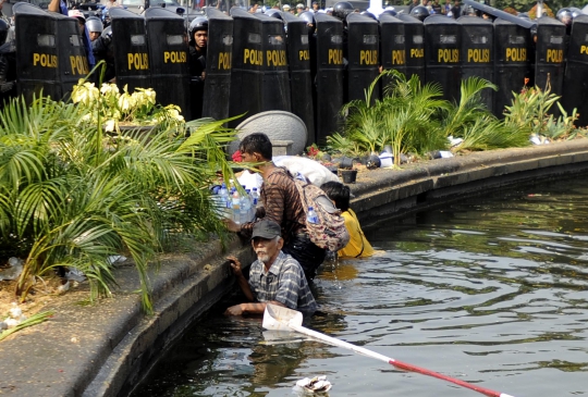 Ini 3 orang yang tercebur kolam Bundaran Indosat saat rusuh