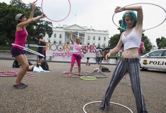 Wanita seksi ini nekat main hula hoop di depan Gedung Putih