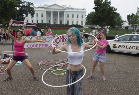 Wanita seksi ini nekat main hula hoop di depan Gedung Putih