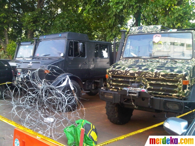Mobil unimog massa Prabowo tampak diberi baris polisi saat disita di Mapolda Metro Jaya Jakarta, Jumat (22/8).