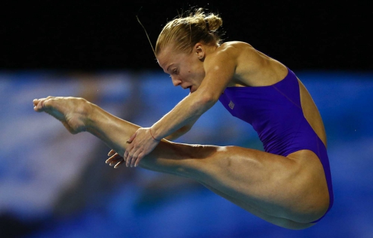 Aksi atlet lompat indah bersaing di kejuaraan renang Eropa