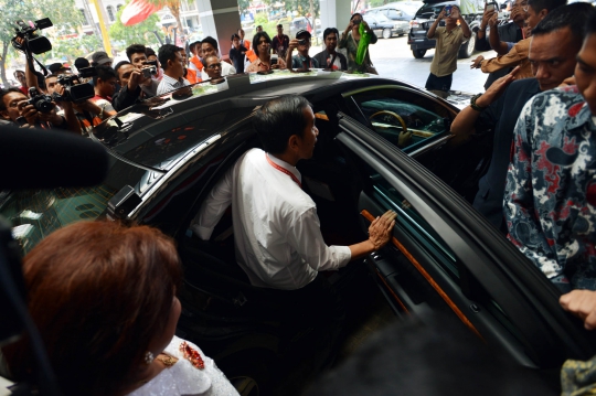 Gaya baru Jokowi naik Mercy dan dikawal iringan Paspampres