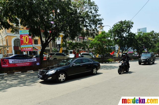 Foto : Gaya baru Jokowi naik Mercy dan dikawal iringan 