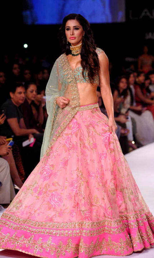 Gaya sensual Nargis Fakhri jadi model di Lakme Fashion Week