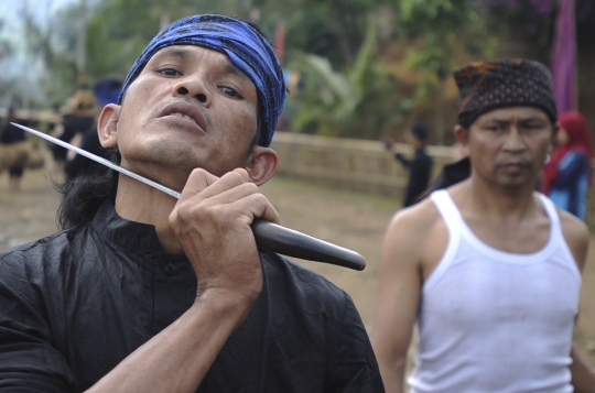 Ekstremnya atraksi Debus ramaikan ritual Seren Taun di Sukabumi