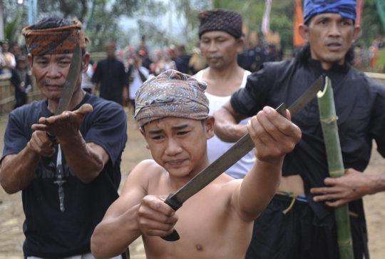 Ekstremnya atraksi Debus ramaikan ritual Seren Taun di Sukabumi