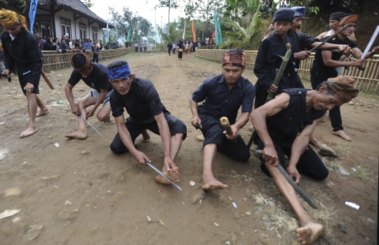 Ekstremnya atraksi Debus ramaikan ritual Seren Taun di Sukabumi