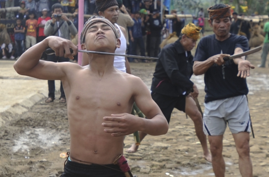 Ekstremnya atraksi Debus ramaikan ritual Seren Taun di Sukabumi