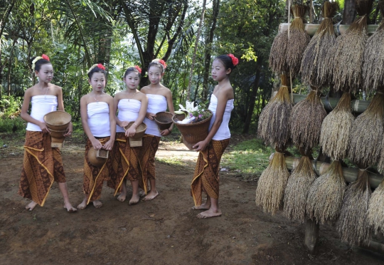 Gaya sederhana gadis-gadis penganut Sunda Wiwitan di Ciptagelar