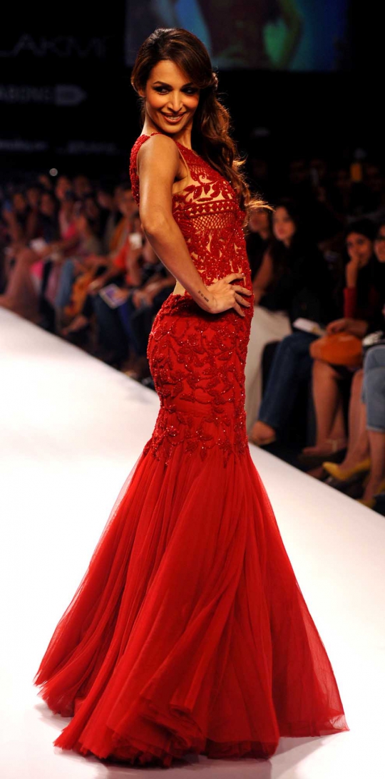 Seksinya Malaika Arora bergaun merah di Lakme Fashion Week
