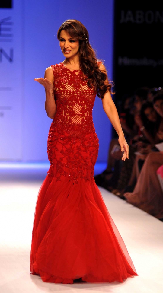 Seksinya Malaika Arora bergaun merah di Lakme Fashion Week