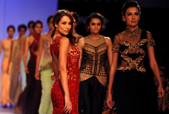 Seksinya Malaika Arora bergaun merah di Lakme Fashion Week