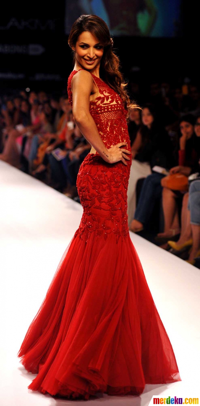 Foto : Seksinya Malaika Arora bergaun merah di Lakme 