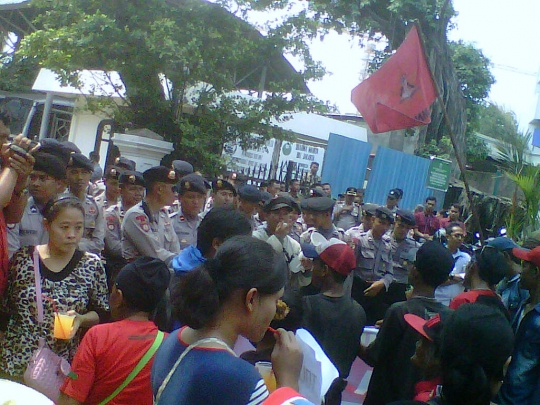 Aksi demo warnai pelantikan DPRD DKI