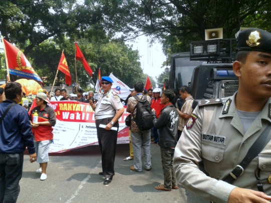 Aksi demo warnai pelantikan DPRD DKI