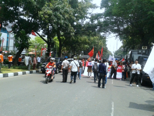 Aksi demo warnai pelantikan DPRD DKI