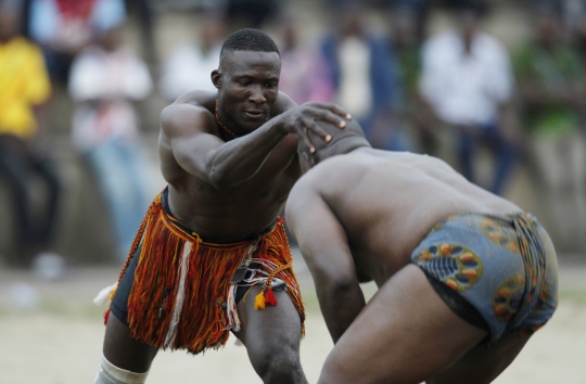 Menengok gulat tradisional khas masyarakat Afrika Barat