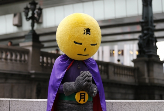 Aksi Mangetsu-man, superhero pembersih sampah jalanan di Tokyo