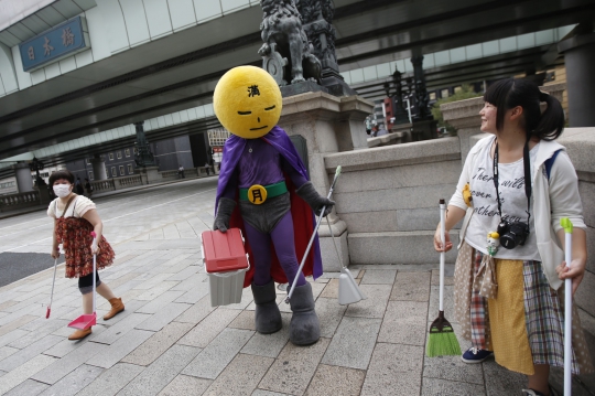 Aksi Mangetsu-man, superhero pembersih sampah jalanan di Tokyo