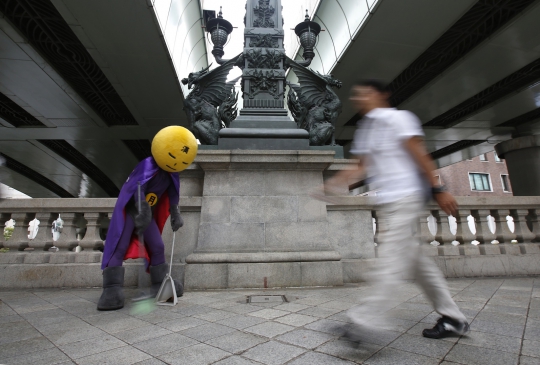 Aksi Mangetsu-man, superhero pembersih sampah jalanan di Tokyo