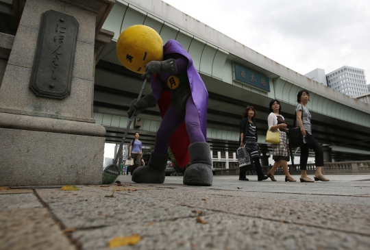 Aksi Mangetsu-man, superhero pembersih sampah jalanan di Tokyo