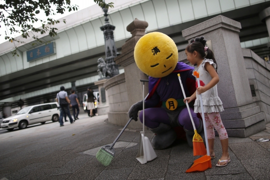 Aksi Mangetsu-man, superhero pembersih sampah jalanan di Tokyo