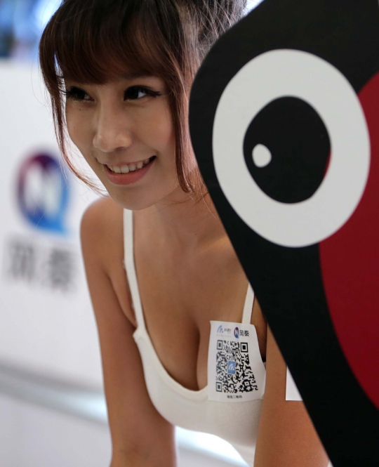 Model-model hot bertato Kode QR hiasi Konferensi Internet China