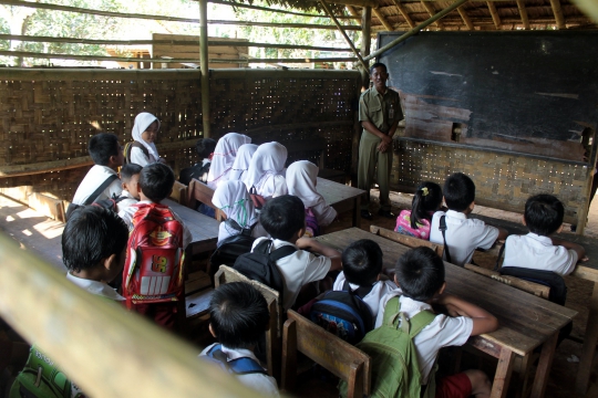 Nestapa siswa Banten belajar di ruang kelas mirip kandang ternak