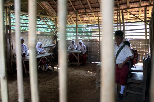 Nestapa siswa Banten belajar di ruang kelas mirip kandang ternak