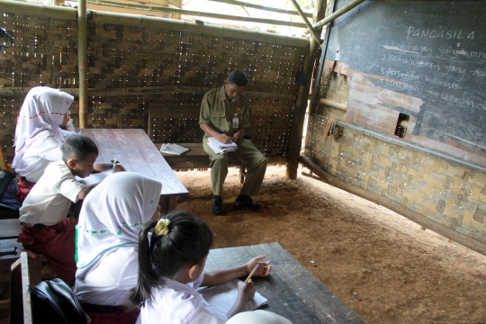 Nestapa siswa Banten belajar di ruang kelas mirip kandang ternak